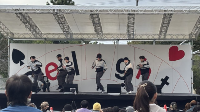 静大祭のメインステージで演奏する出演者